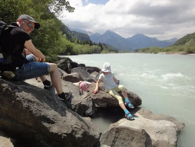 Wandern in der Umgebung von Füssen - © Ferienhof Am Holderbusch Vater mit Kind am Flussufer
