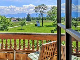 Vom Balkon auf den Chiemsee blicken!