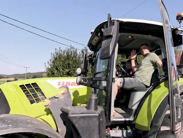 Traktorfahren mit dem Landwirt für den Traktorführerschein