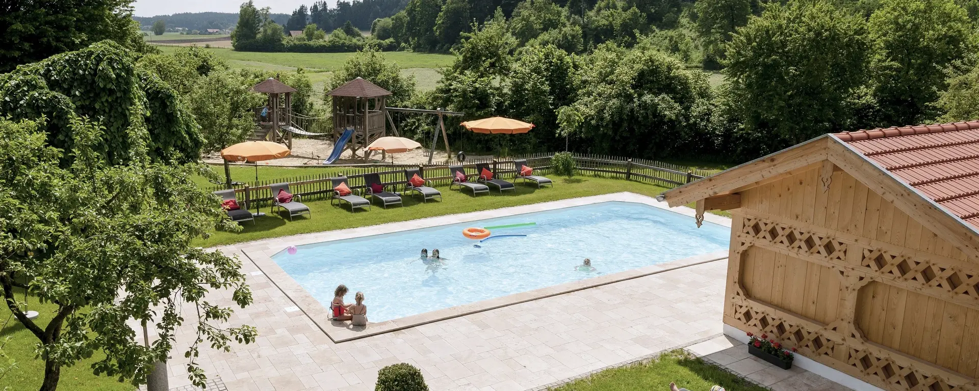 Urlaub am Pool auf dem Huberhof - © Günter Standl Urlaub mit Pool auf dem Huberhof
