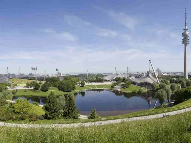 Erkunden Sie das Olympiastadion auf eigene Faust und lassen Sie sich von der einzigartigen Architektur in ihren Bann ziehen. Hereinspaziert: Sie können das Olympiastadion auch ohne Führung entdecken. Das weite Rund, das erfrischende Grün der Bestuhlung und natürlich die atemberaubende Zeltdach-Konstruktion vermitteln bleibende Eindrücke.