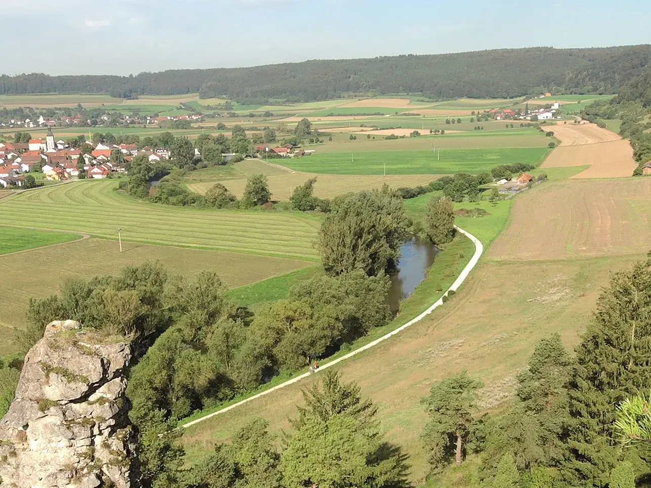 Naturpark Altmühltal - © Frankentourismus Frankentourismus Blick über das Altmühltal im Naturpark Altmühltal