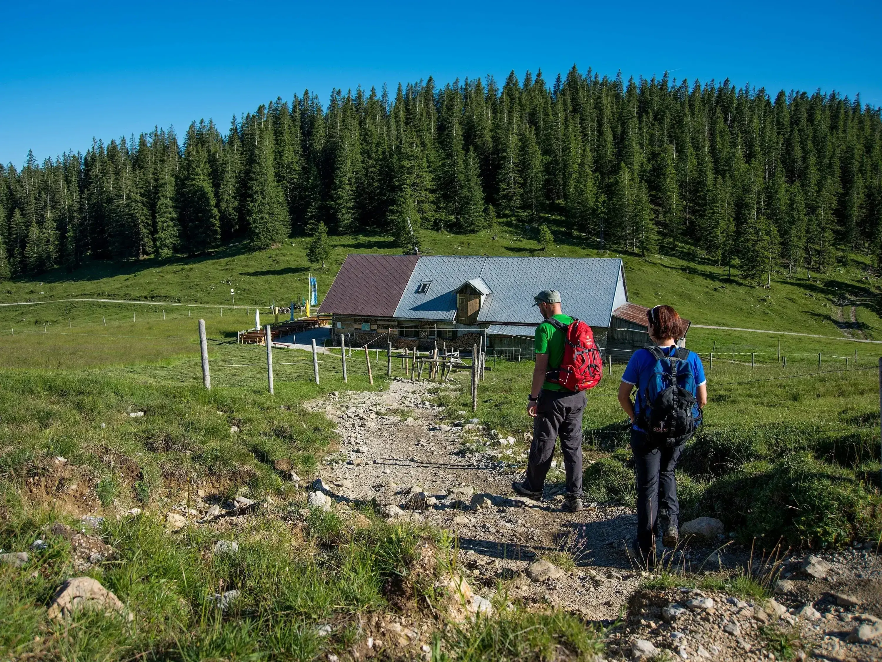 Übernachten auf der Alm - © Landesverband Bauernhof- und Landurlaub Bayern Wandern in den Bergen und übernachten auf der Alm