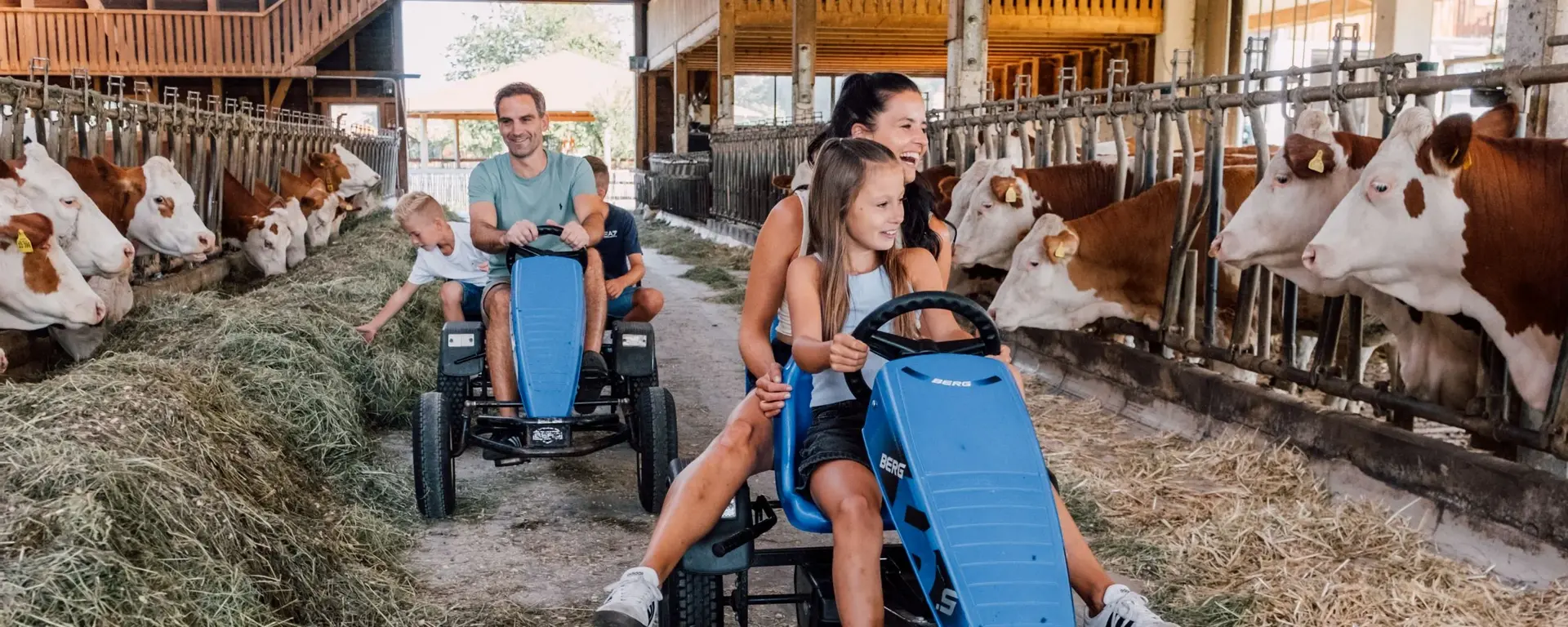 Stallerlebnisse im Kuhstall - © Ferienparadies Huberhof Stallerlebnisse im Kuhstall für die ganze Familie