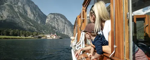 Schiffahrt auf dem Königssee mit Blick auf St. Bartholomä - © Bergerlebnis Berchtesgaden Königssee Schiffahrt auf dem Königssee mit Blick auf St. Bartholomä - © Bergerlebnis Berchtesgaden Königssee