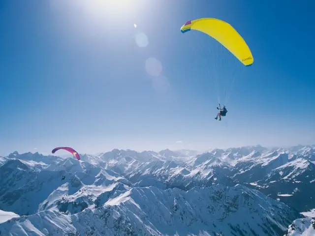 Paragliding am Nebelhorn in den Alpen. Winter im Allgäu.