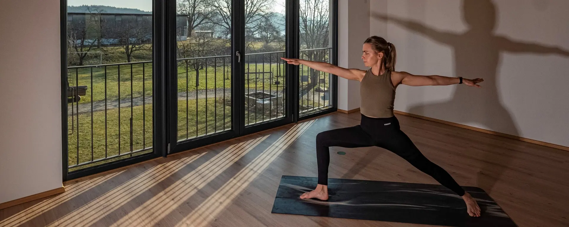 Hannah Gramminger im Yogastudio des Sailerhof mit Seeblick