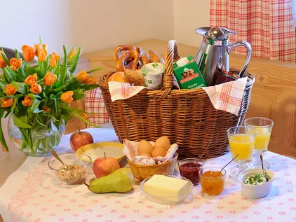 Frühstückskorb mit regionalen Produkten