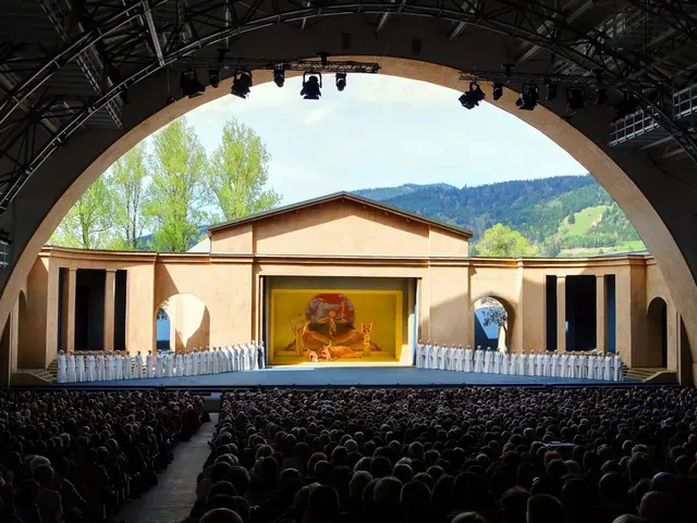 Blick auf die Passionstheaterbühne mit geöffnetem Dach