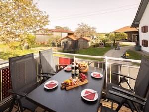 Frühstück auf dem Balkon mit regionalen Produkten