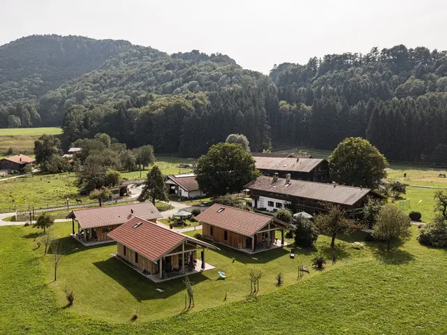 Die Chalets auf dem Bauernhof von oben auf dem Niederauer-Hof