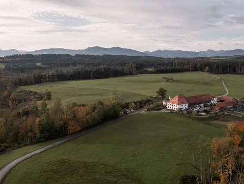 Traumhafte Lage des Bauernhofs im Voralpenland