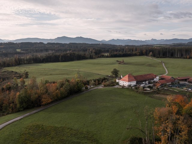 Traumhafte Lage des Bauernhofs im Voralpenland