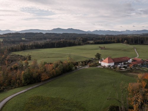 Traumhafte Lage des Bauernhofs im Voralpenland