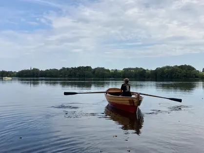 Mit den Freunden auf dem hauseigenen Ruderboot fahren