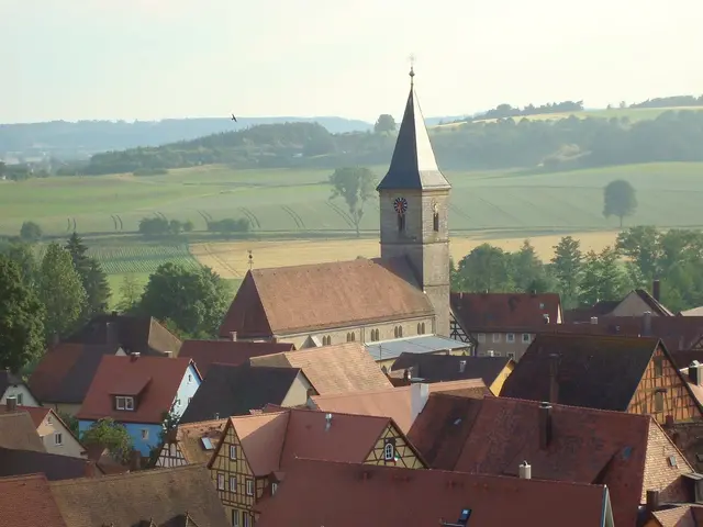 Panorama mittelalterliche evangelische Pfarrkirche St. Mauritius im Ortsteil Jochsberg