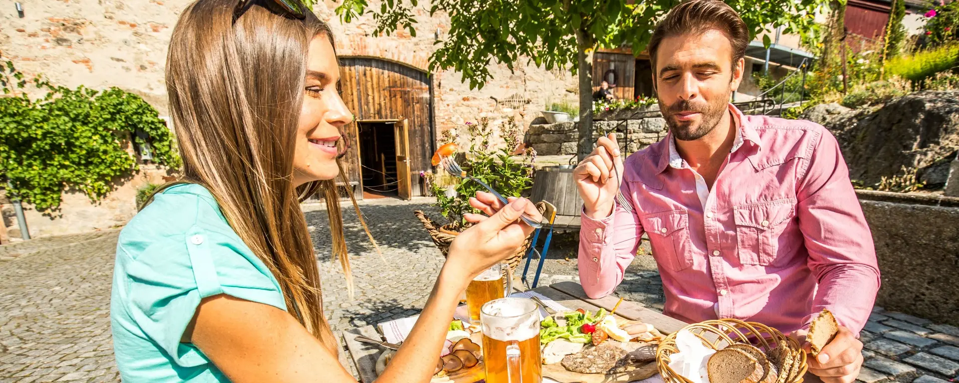 Zoigl am Schafferhof - © Tourismusverband Oberpfälzer Wald Brotzeit und typisches untergäriges Zoigl-Bier am Schafferhof im Oberpfälzer Wald