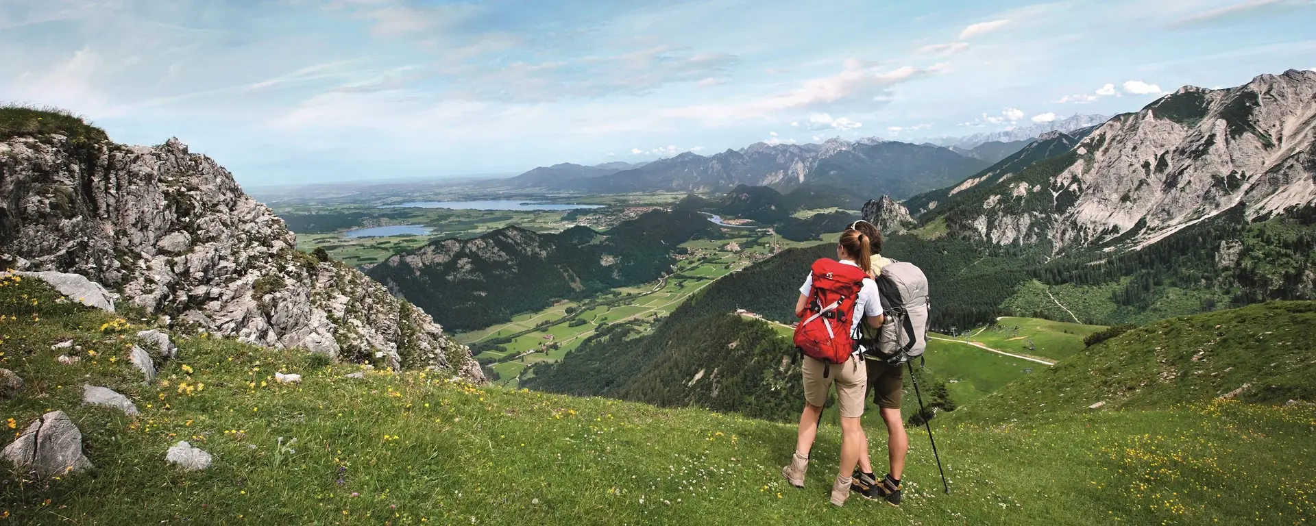 In den Allgäuer Alpen - © Blauer Gockel Paar beim Wandern in den Allgäuer Alpen mit Panoramablick