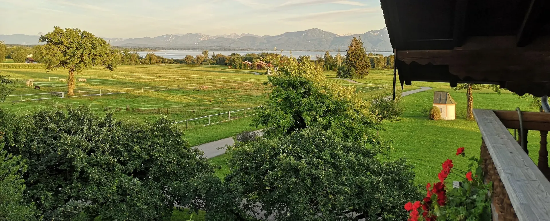 Auf dem Balkon frühstücken mit Blick auf den Chiemsee