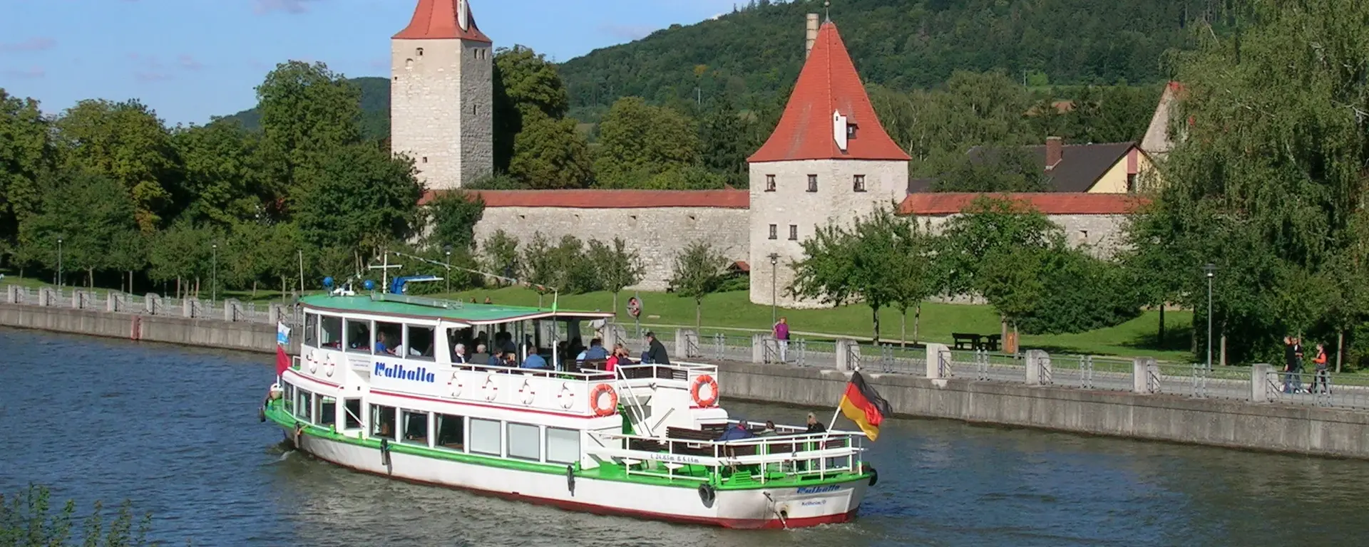 Schifffahrt auf dem Main-Donau-Kanal - © Christine Riel Schifffahrt Main-Donau-Kanal bei Berching im Bayerischen Jura
