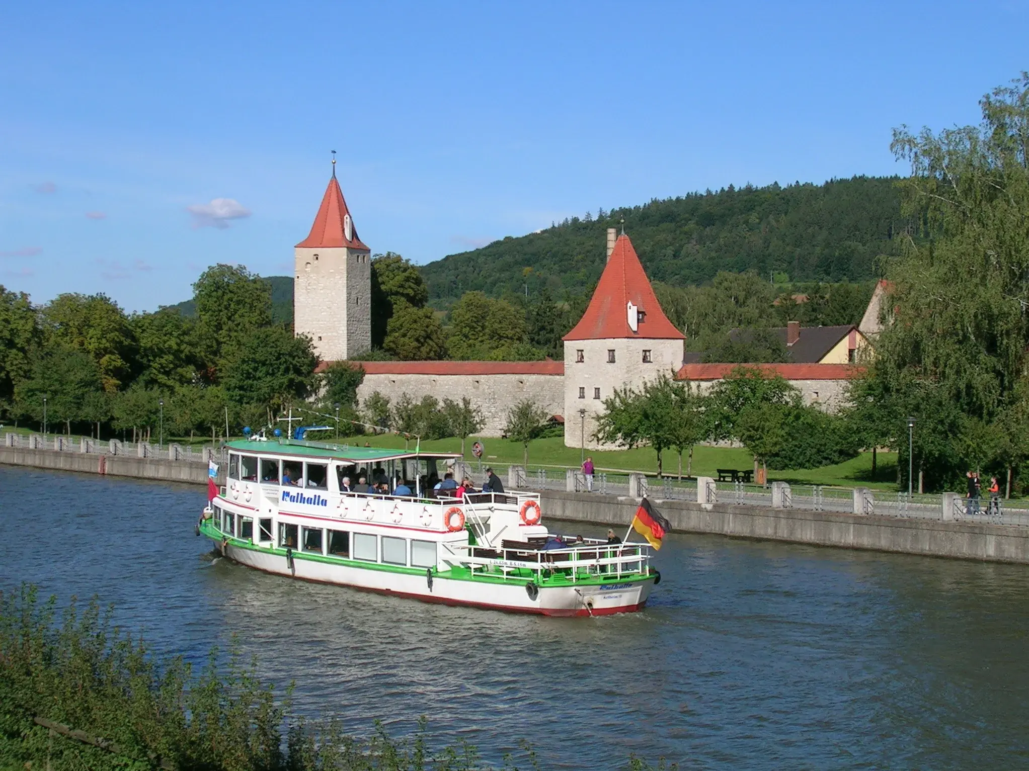 Schifffahrt auf dem Main-Donau-Kanal - © Christine Riel Schifffahrt Main-Donau-Kanal bei Berching im Bayerischen Jura