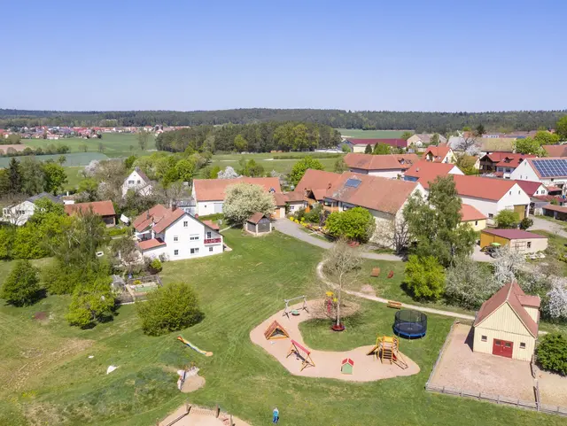 Hofansicht Luftaufnahme des Kinder-Ferienhof Burmann in Haundorf Romantisches Franken.