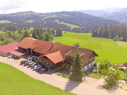 Luftaufnahme des Bauernhofes im Allgäu