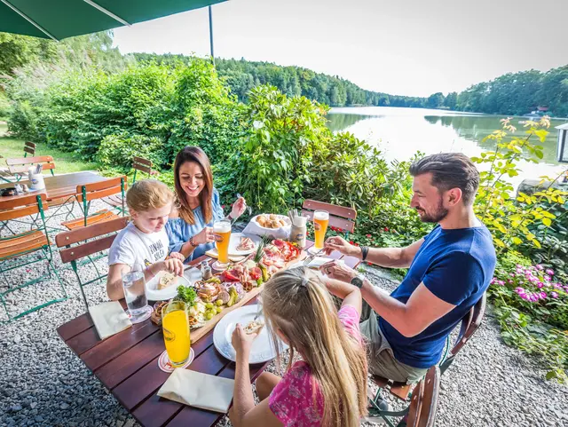 Brotzeit am Hammersee - © Tourismusverband Oberpfälzer Wald Brotzeit am Hammersee bei Bodenwöhr im Oberpfälzer Wald