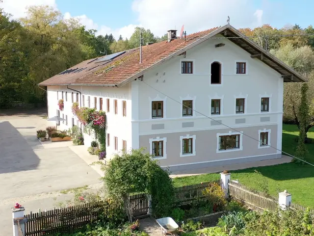 Hofansicht des Gästehof Huber in Forstern im Münchner Umland