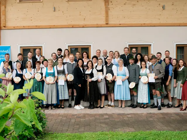 Verleihung des Goldenen Gockel: In der Mittel Landwirtschaftsministerin Michaela Kaniber und daneben Angelika Soyer, 2. Vorsitzende Blauer Gockel - Bauernhof- und Landurlaub e.V.