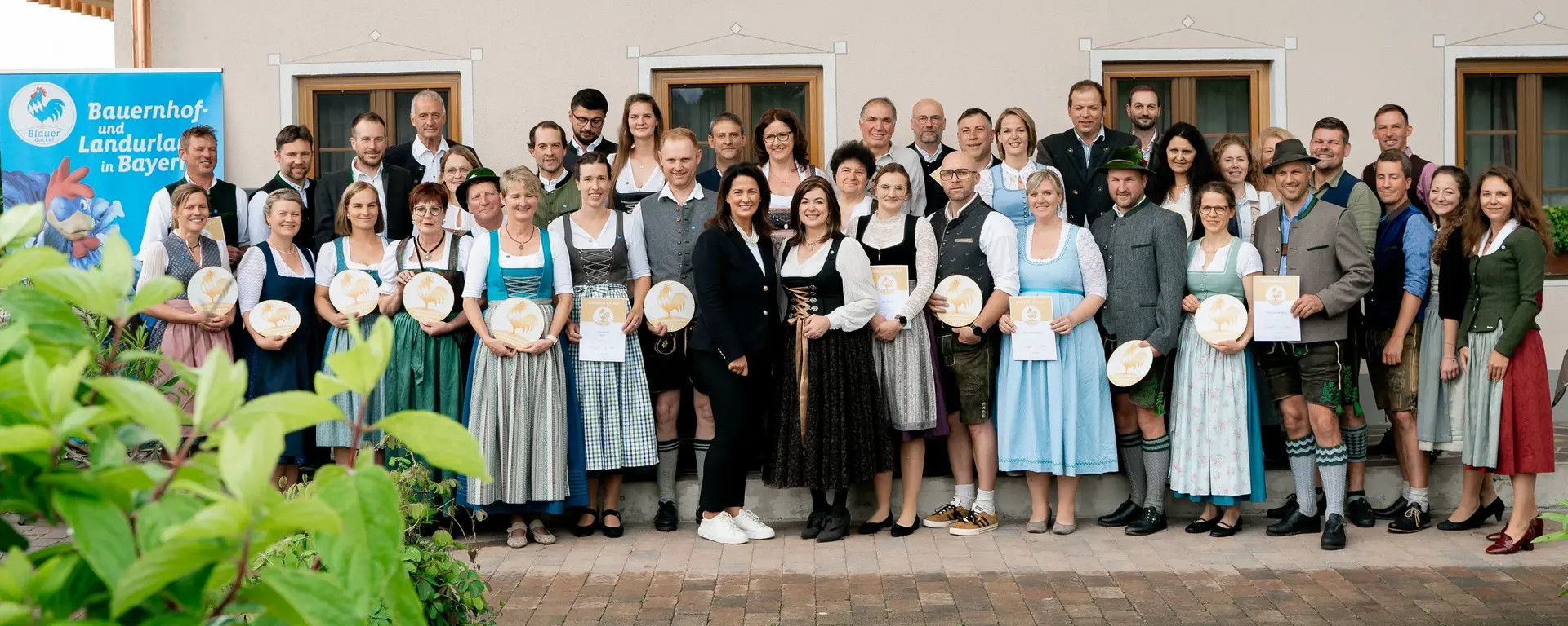 Verleihung des Goldenen Gockel: In der Mittel Landwirtschaftsministerin Michaela Kaniber und daneben Angelika Soyer, 2. Vorsitzende Blauer Gockel - Bauernhof- und Landurlaub e.V.