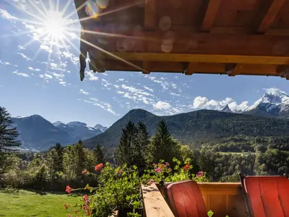 Herrlicher Ausblick auf die Bergwelt vom Balkon