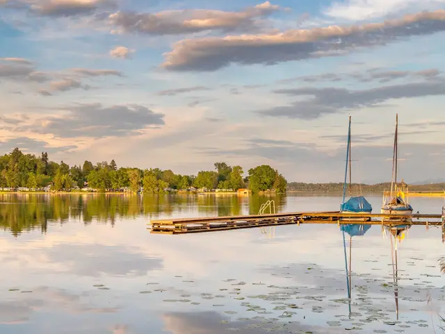 Wolken spiegeln sich im Waginger See