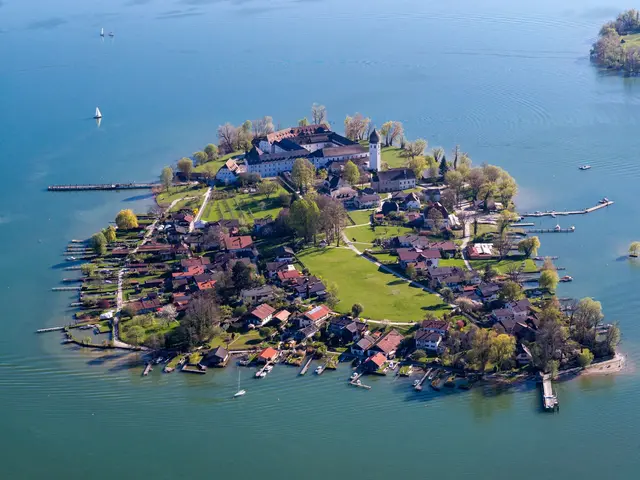 Luftbild der Fraueninsel im Chiemsee 