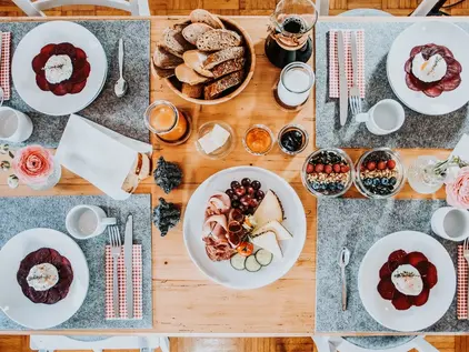 Frühstück mit regionalen Produkten auf dem Tisch