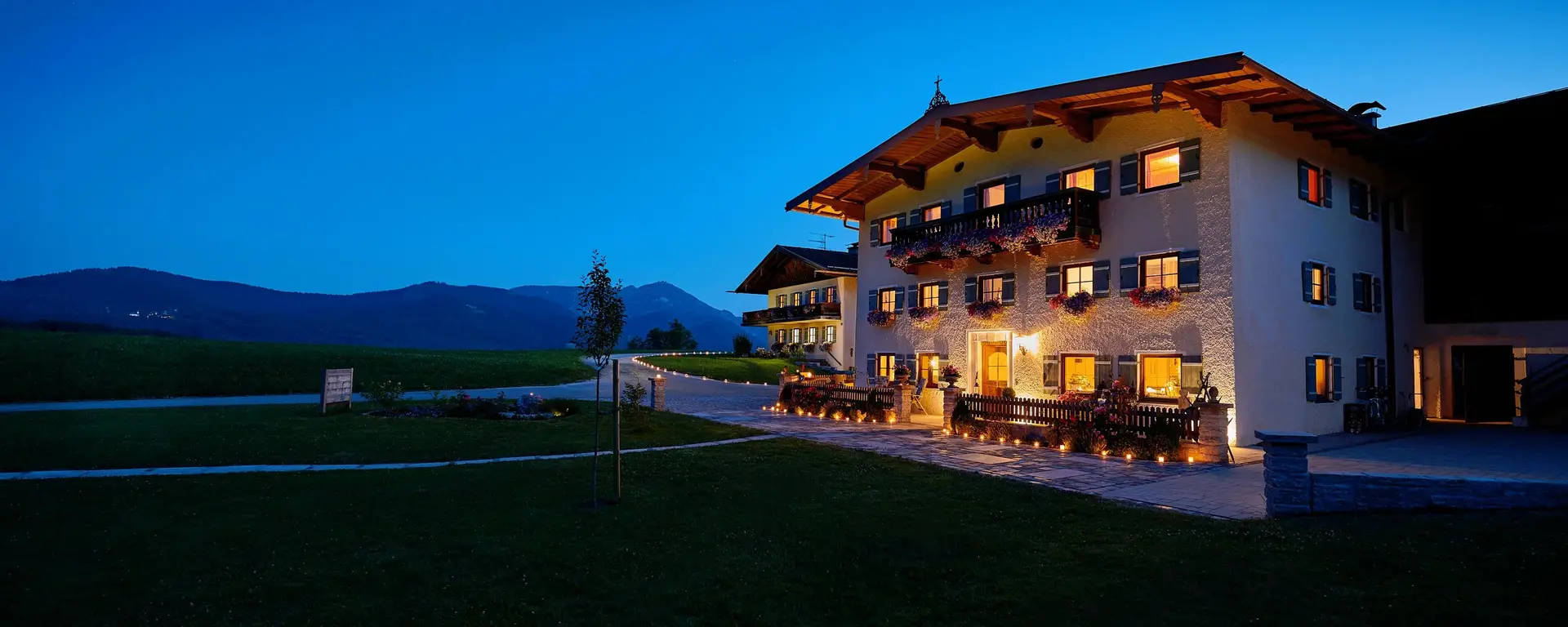 Romantische Stimmung bei Dämmerung - © Daxlberger Hof Urlaub auf dem Bauernhof in der dunklen Jahreszeit