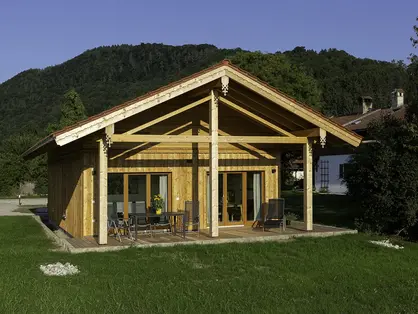 Chalets aus Holz auf dem Bauernhof