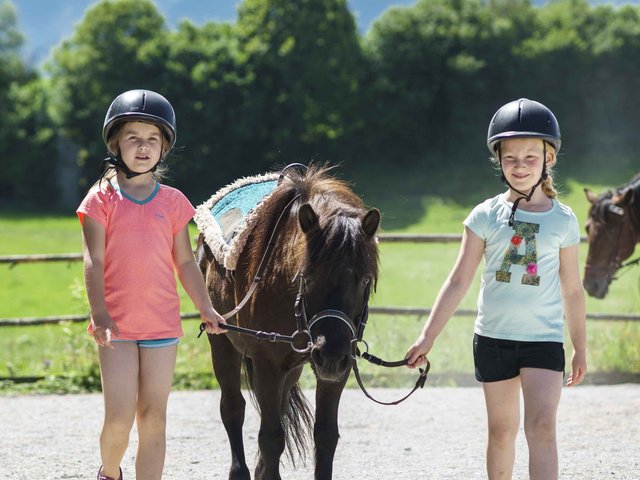 Mit dem Pony auf dem Reitplatz am Bauernhof am Tegernsee