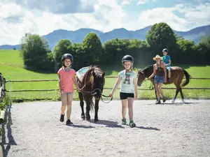 Mit dem Pony auf dem Reitplatz am Bauernhof am Tegernsee