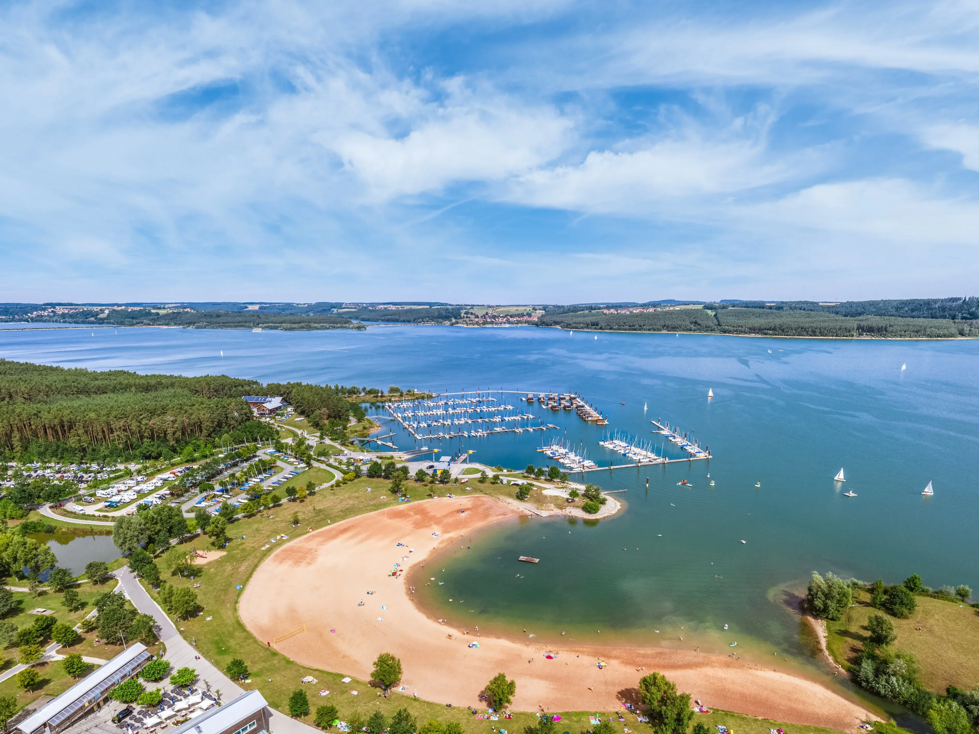 Der Brombachsee mit Sandstrand - © TV Fränkisches Seenland/multimaps360° Der Brombachsee mit Sandstrand zum Baden