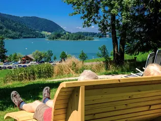 Im Holzstuhl entspannen und auf den Schliersee blicken