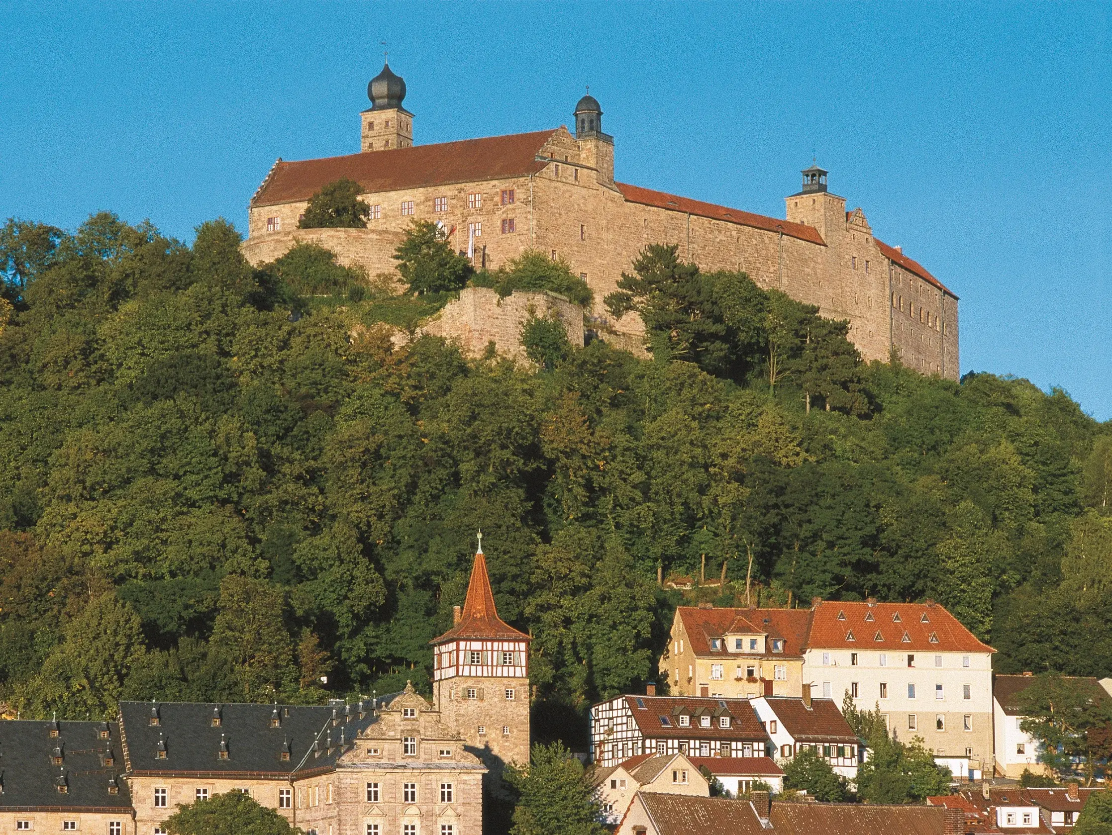 Plassenburg über Kulmach - © FrankenTourismus Die Plassenburg thront über der Kulmbacher Altstadt im Frakenwald