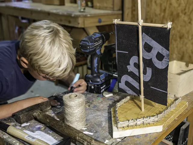 Mit Holz in der hofeigenen Werkstatt bauen