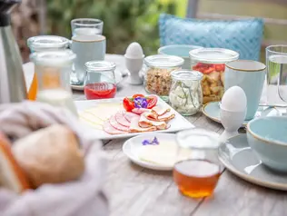 Frühstück auf dem Hof genießen