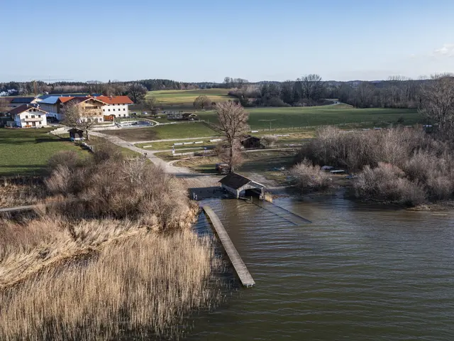 Lage am Chiemsee und Zugang mit dem hofeigenen Steg.