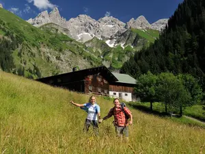 Wandern vor Bergpanorama bei Oberstdorf im Oberallgäu