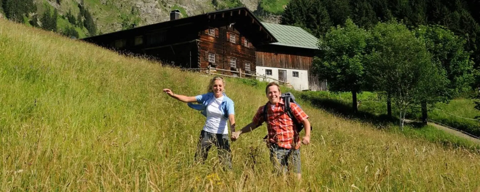 Wandern vor Bergpanorama bei Oberstdorf im Oberallgäu