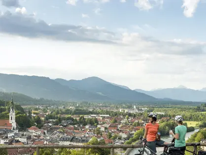 Isarradweg mit Ausblick auf Bad Tölz © oberbayern.de, Peter von Felbert Radeln mit Ausblick auf Bad Tölz auf dem Isarradweg.