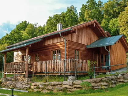 Chalets aus Naturholz auf dem Bauernhof im Bayerischen Wald