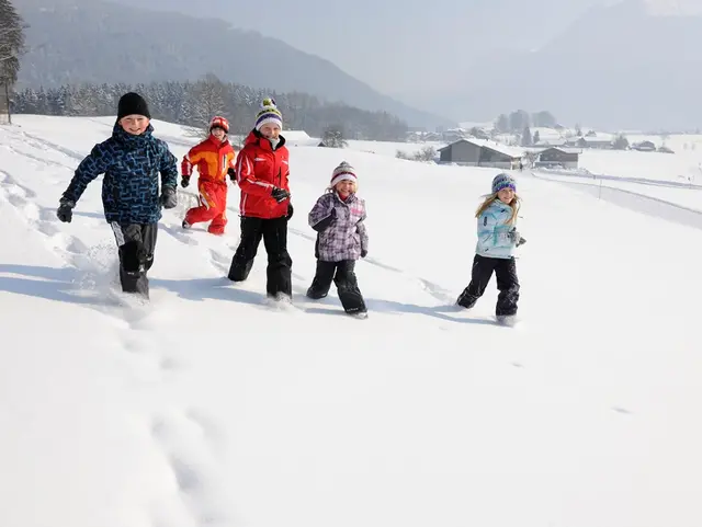 Spaziergang im Winterurlaub in der Region Chiemsee